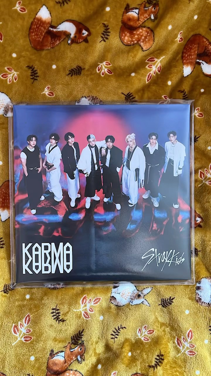 Stray Kids Karma Vinyl Clear Sapphire Version Unboxing - YouTube