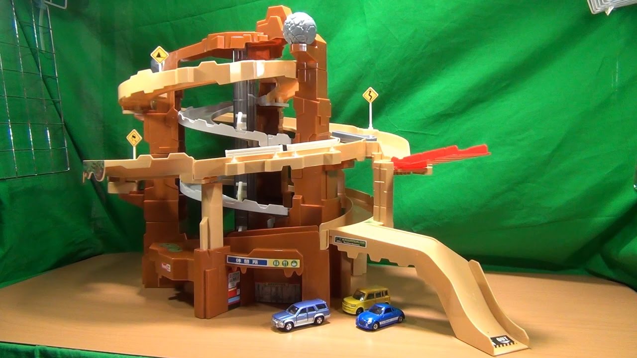 岩が転がる、トミカが走る！ トミカ スリリングマウンテン - YouTube
