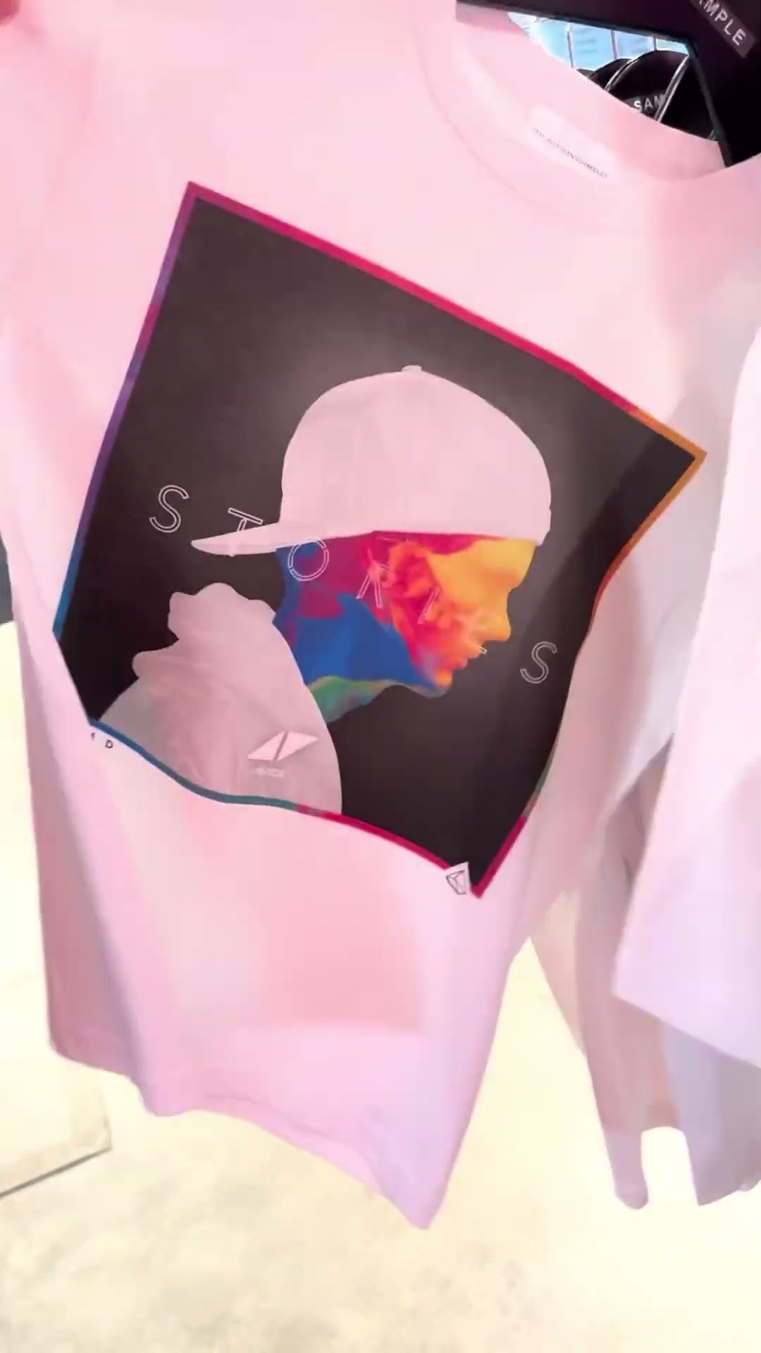 昨日からオープンしたAVICII POP-UP SHOPの店内はこんな感じに🛒T