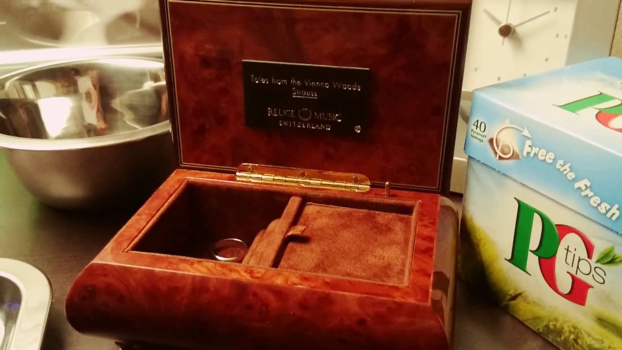 Titanic : Rose's musical jewelry box tune - YouTube