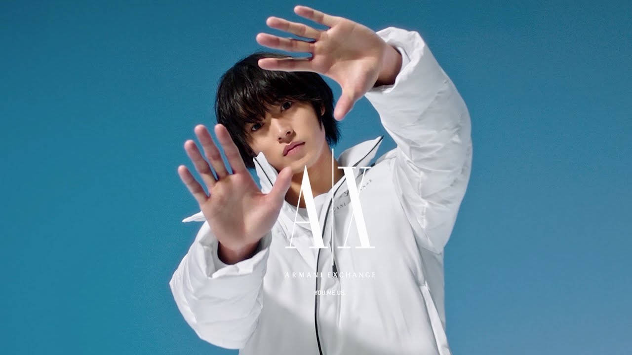 山崎賢人、アルマーニを着こなし華麗にジャンプ 『アルマーニ