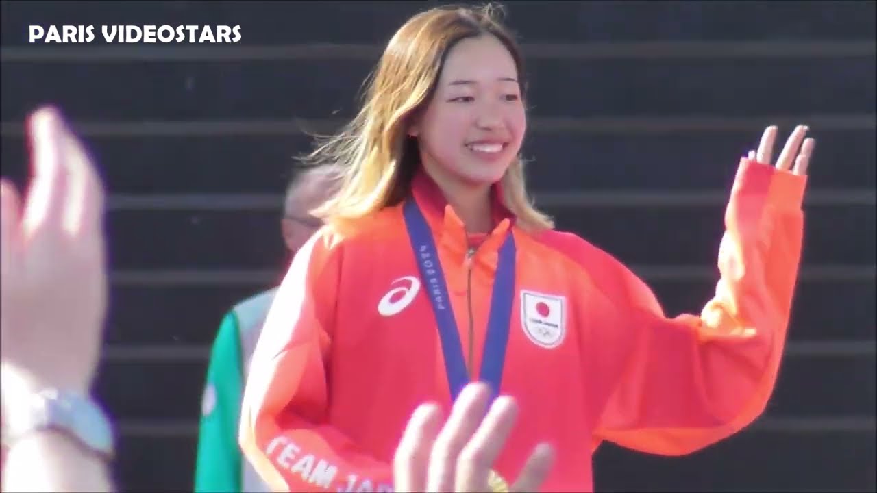 Coco Yoshizawa 吉沢 恋 (Skateboard Japan) celebrates her gold