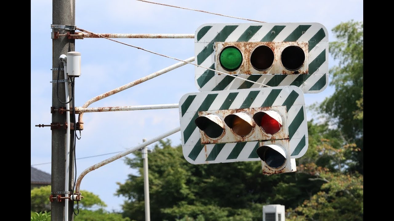 骨董品】ゼブラ板付きのかなり古い角型信号機 - YouTube