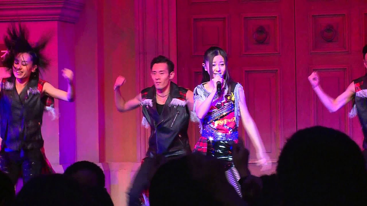 100人の倉木麻衣とデビュー曲「Love, Day After Tomorrow」大合唱