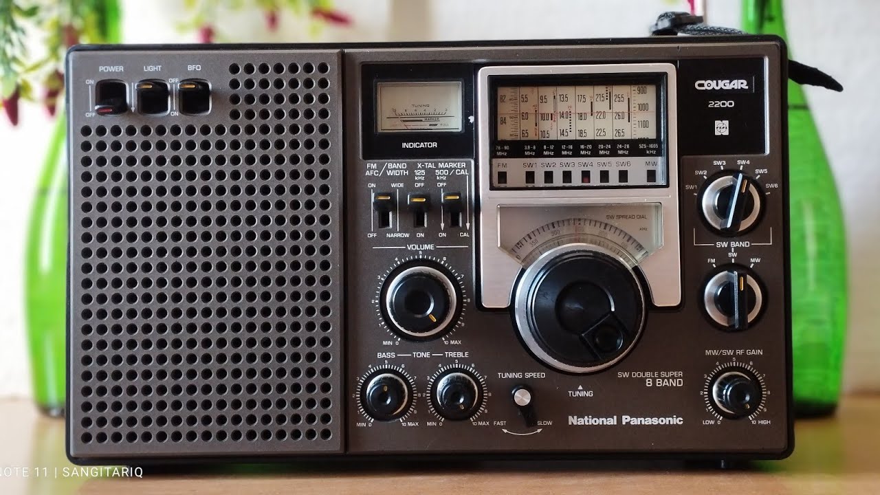 Review of National Panasonic RF-2200. 8 Band Radio. Made in Japan