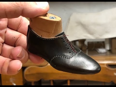 革で作られたスーパードルフィーのためのオックスフォードシューズ。木