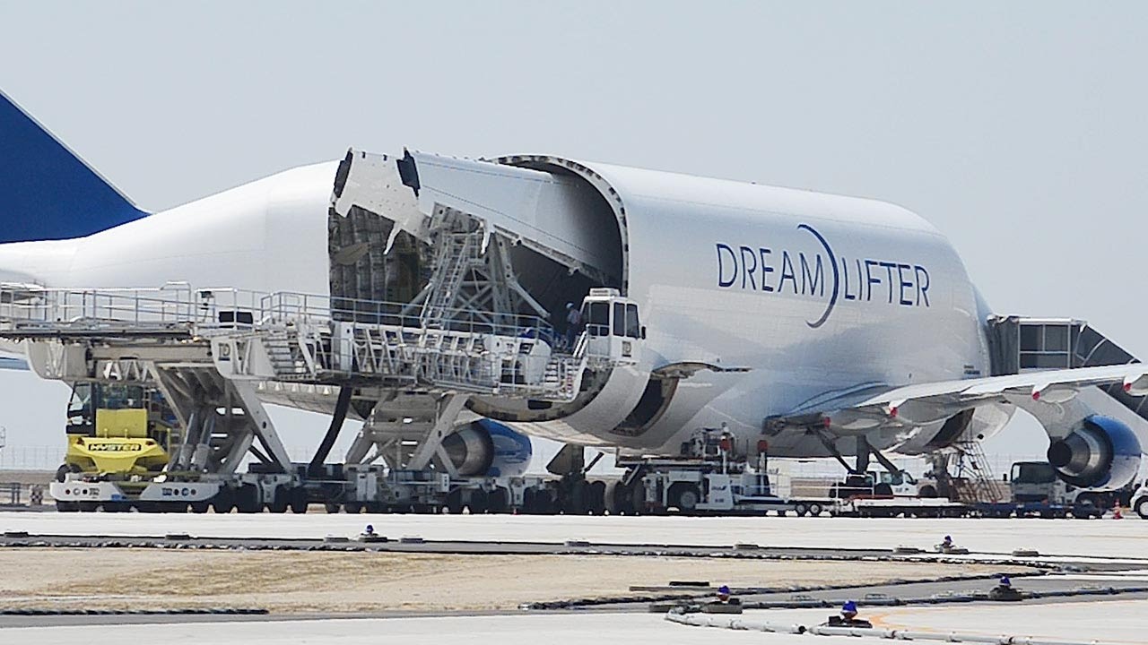 世界で4機だけ、太い胴体 B747LCFドリームリフター - YouTube