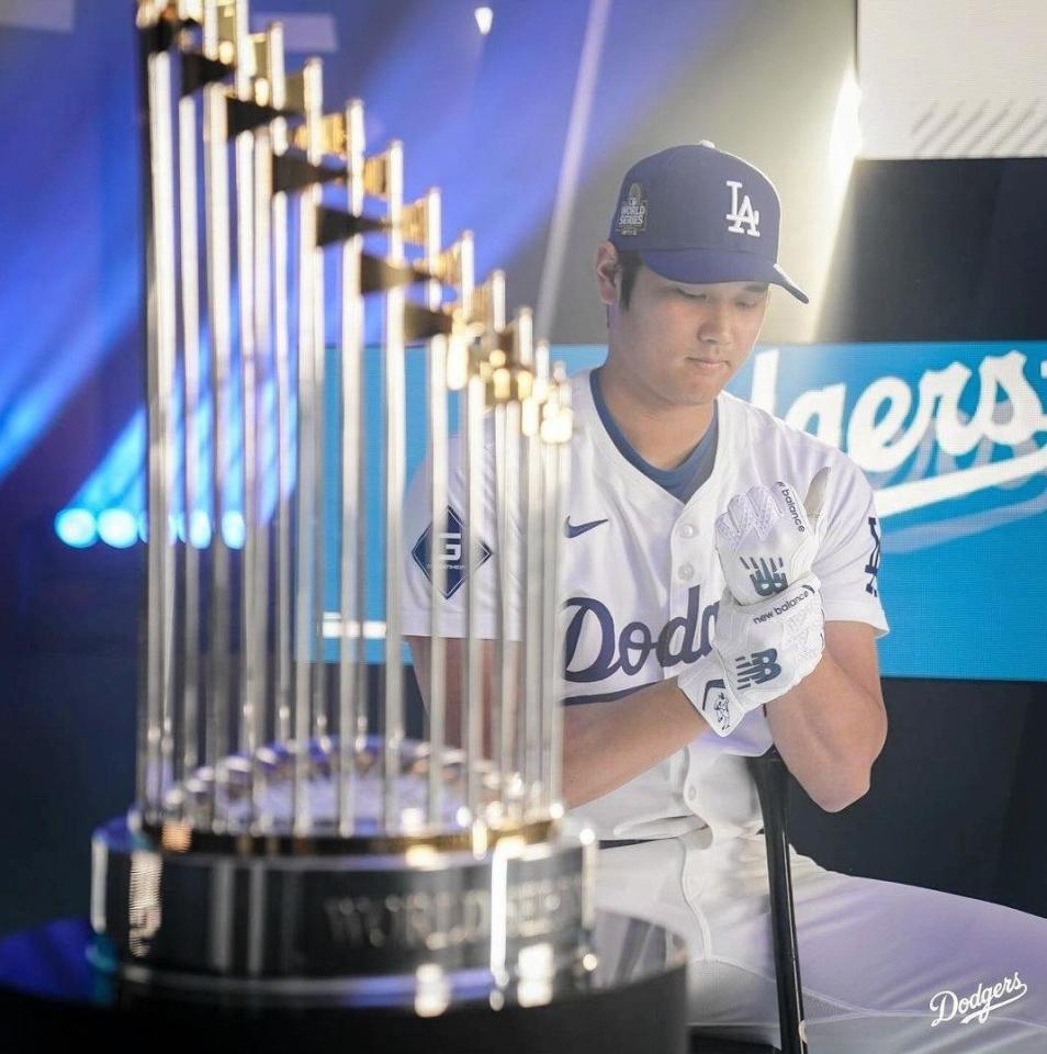 大谷翔平が「かっこよー」ワールドシリーズの優勝トロフィーと撮影