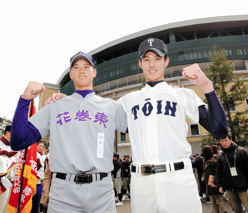 大谷翔平と藤浪晋太郎、試合前に笑顔で握手＆グータッチ 試合前に5