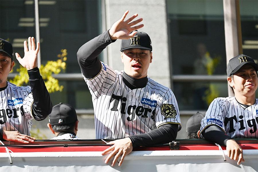 阪神・佐藤輝明「50本打って！」に笑顔…大阪 御堂筋のタイガース優勝