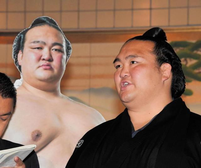 稀勢の里、優勝額贈呈され笑顔「こんな立派なもの頂いて」/スポーツ