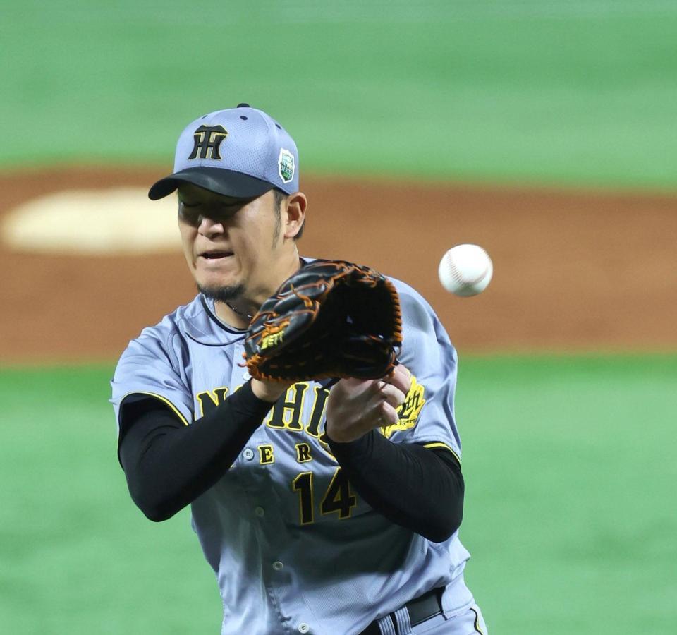 阪神 岩貞祐太が打球直撃で緊急降板 左肩付近に痛烈なピッチャー返し