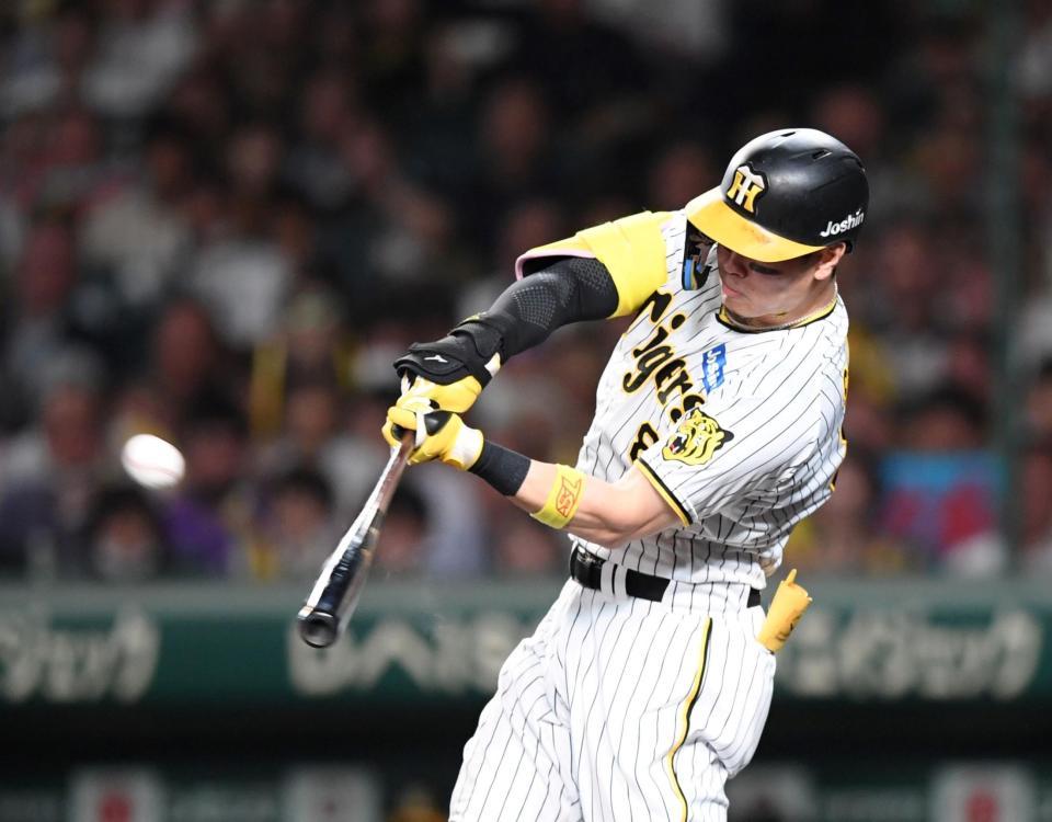 阪神 王手へ佐藤輝がド派手満塁弾 19号グランドスラムで一挙4点先制
