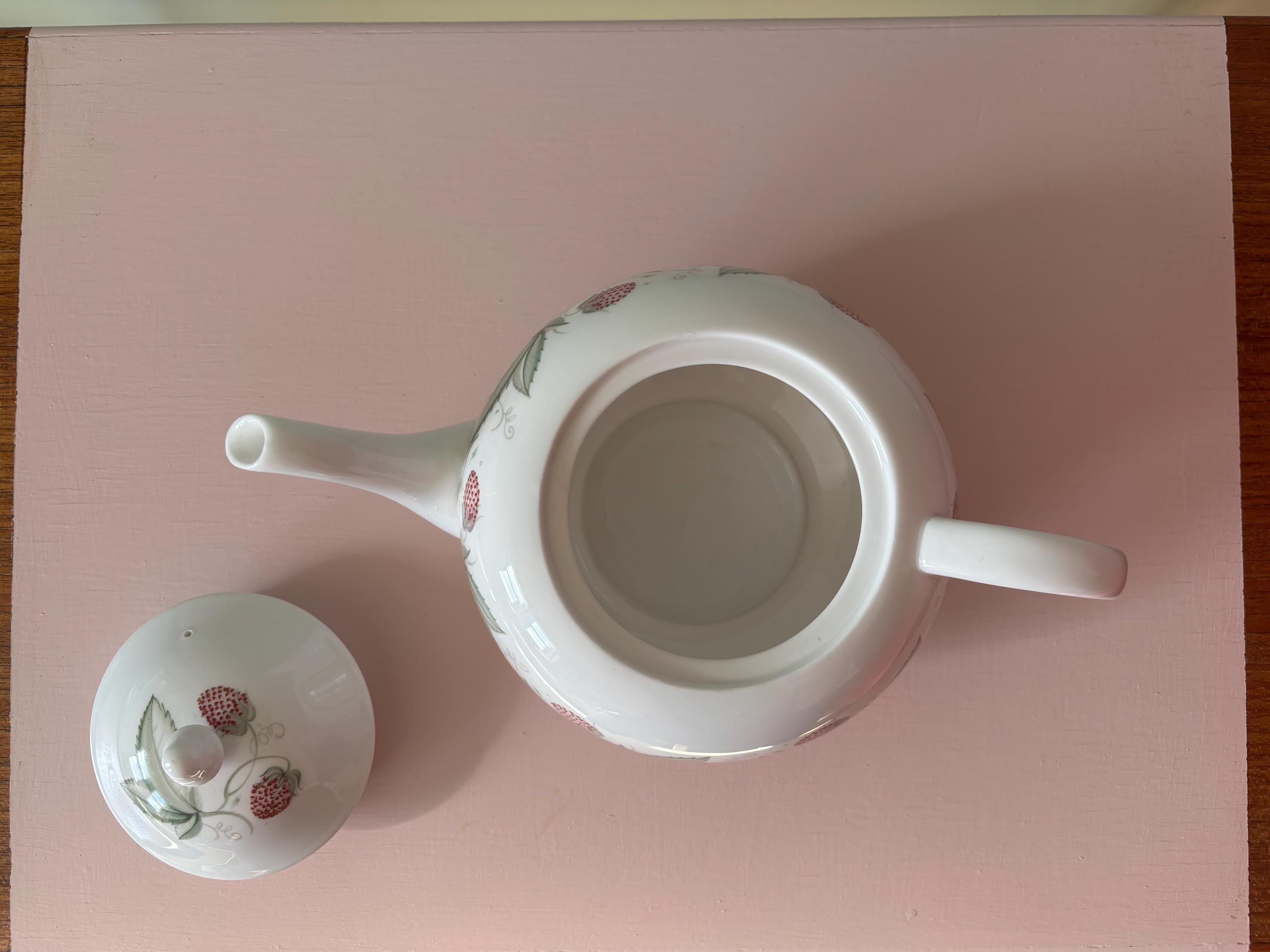 スージークーパー ワイルドストロベリー ティーポット プレーンエッジ