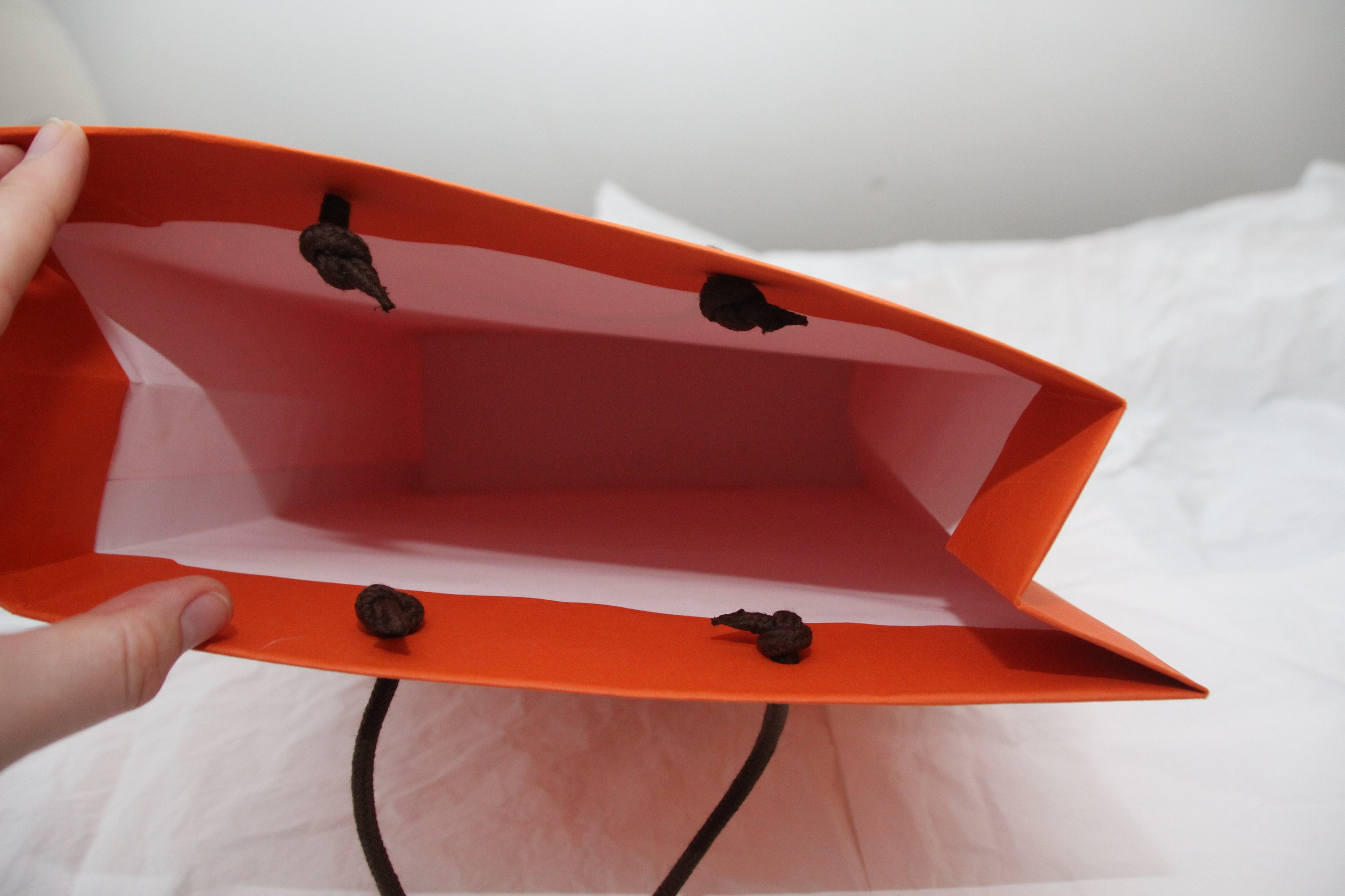 オレンジ色のエルメスのショッピングバッグ、ギフトラッピング、彼女へ