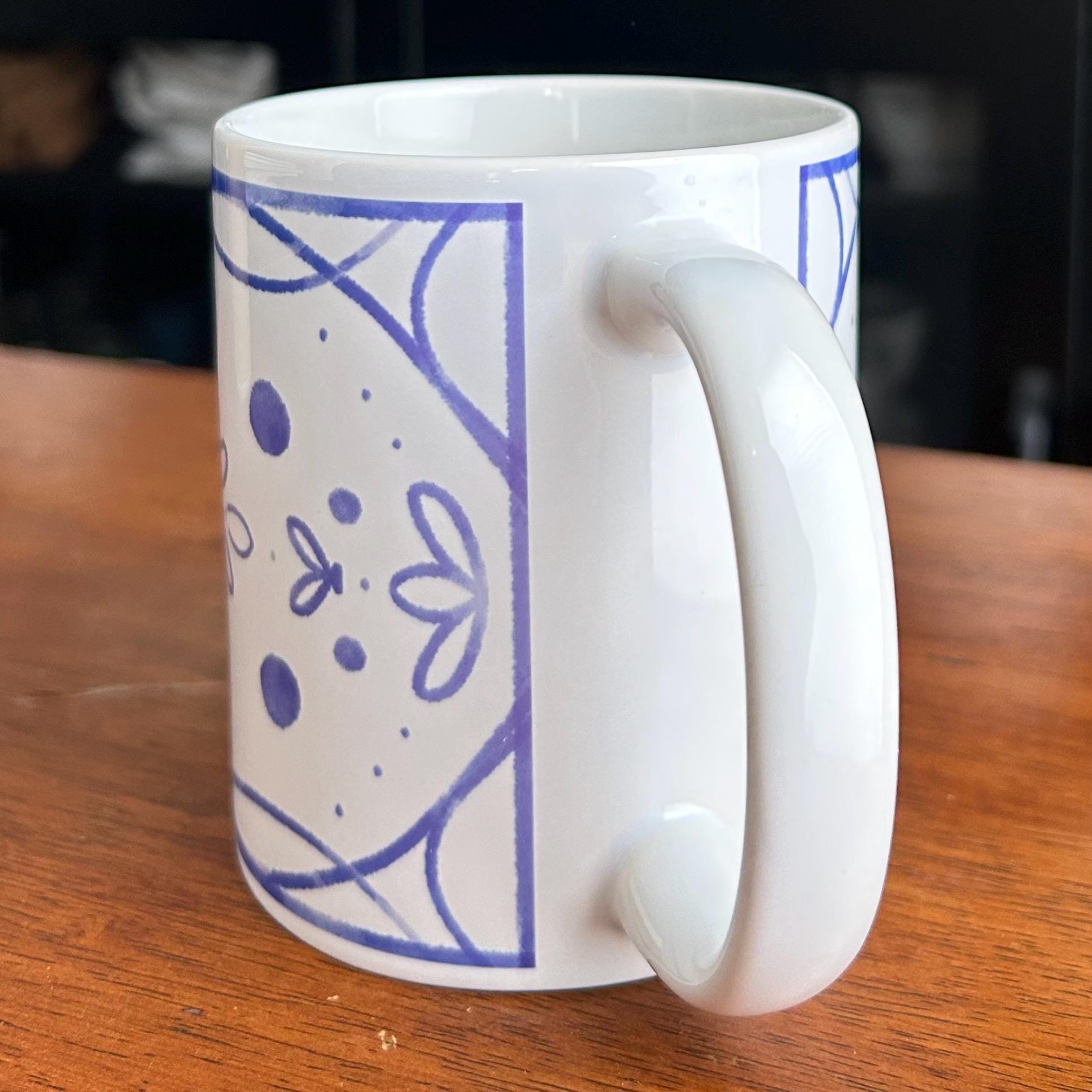 青い花柄の白いマグカップ、11オンスと15オンスのサイズをご用意