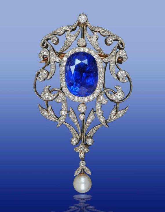 絶妙なアンティークサファイアブローチ。時代を超えた優雅さを極めた
