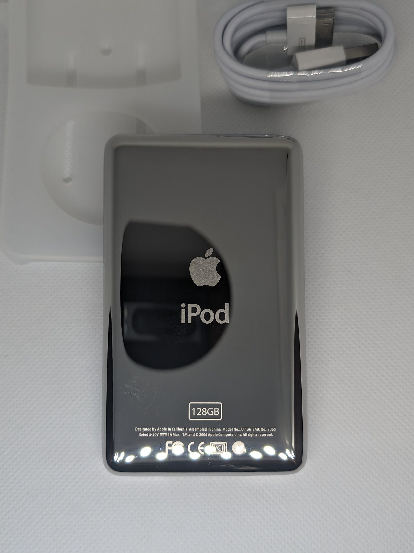 Apple iPod Classic - 第 5 世代、ホワイト + ブラック (3000 mAh