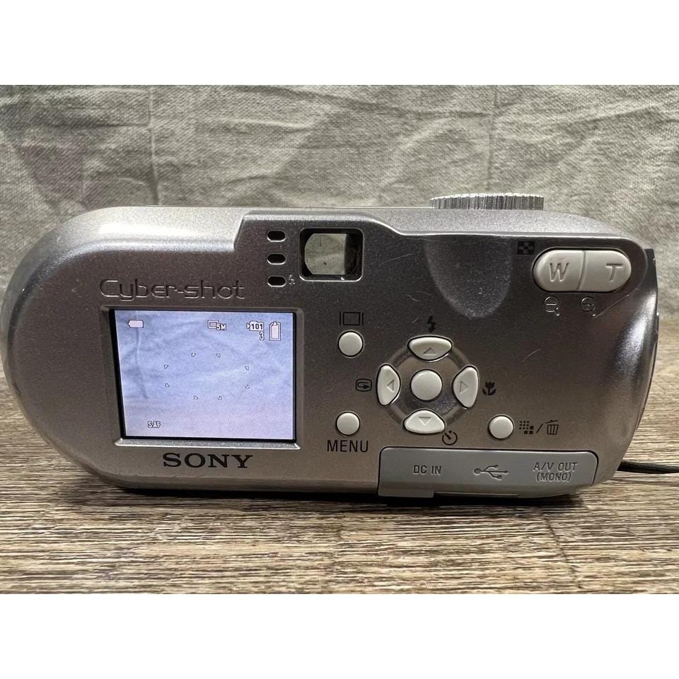 Sony Cyber Shot DSC-P93 Digital Camera - Silver / Smart Zoom 5.1MP