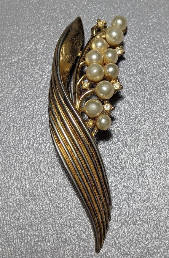 Vintage Trifari Flower Brooch: Faux Pearl Rhinestone Alfred