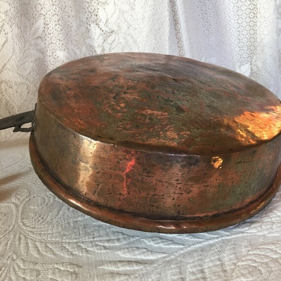 アンティークな、大きなサイズの手打ち銅鍋。装飾的なハンドルが付いた