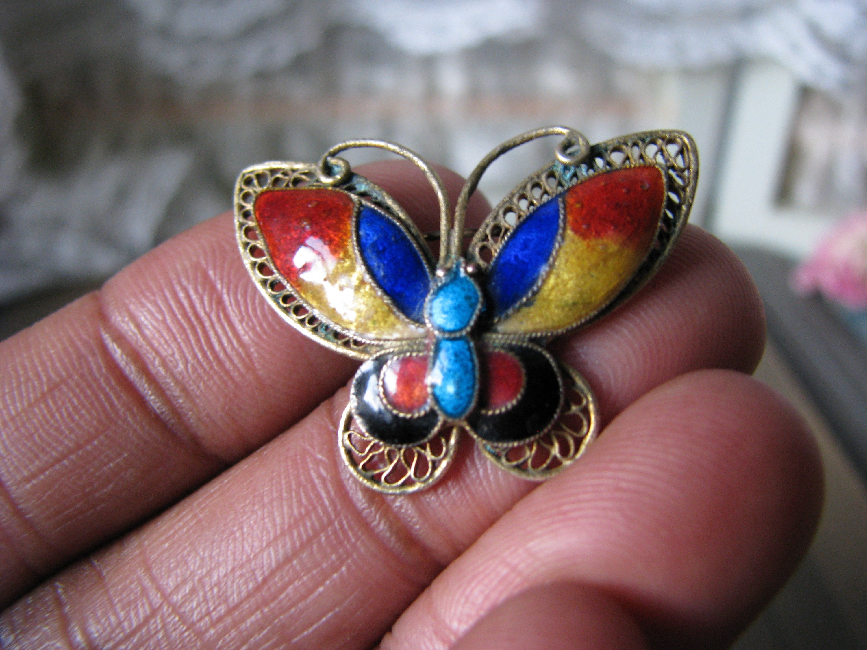 アンティーク中国製七宝焼き蝶のブローチ、フィリグリーエナメル