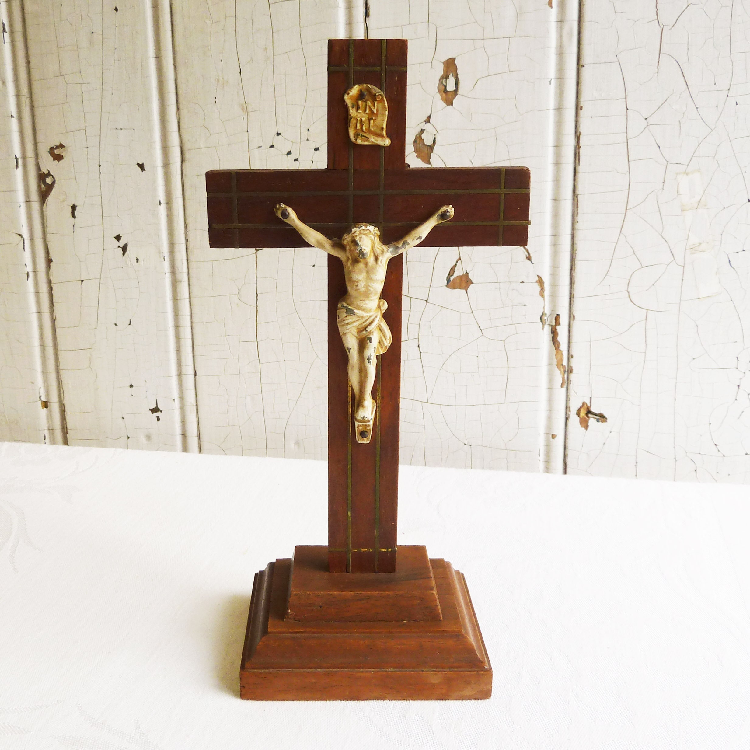 ヴィンテージ木製十字架と金属製イエス像 - カトリックの宗教的室内