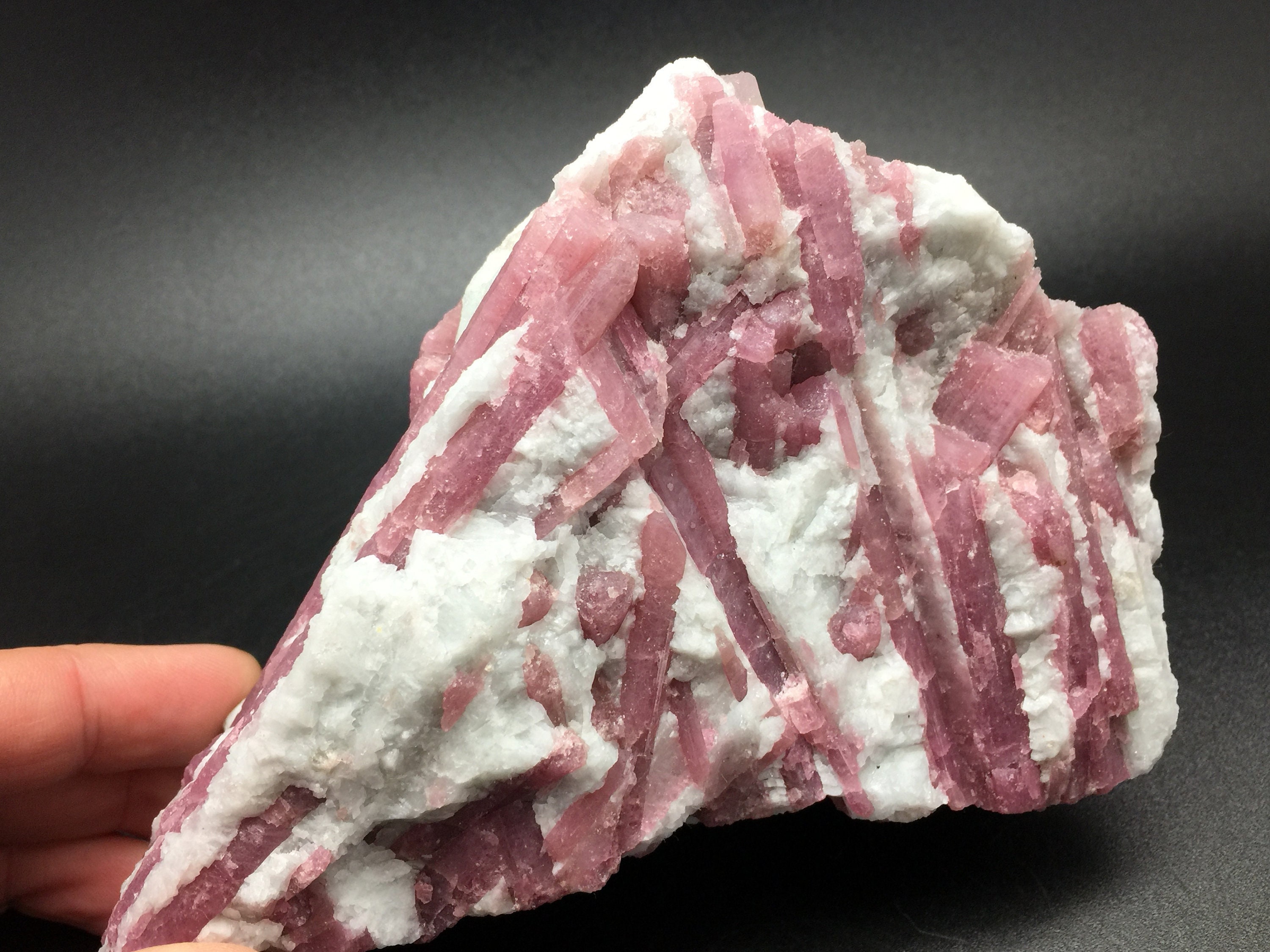 特大ルベライトトルマリン標本、6.25インチの原石ピンクトルマリン結晶