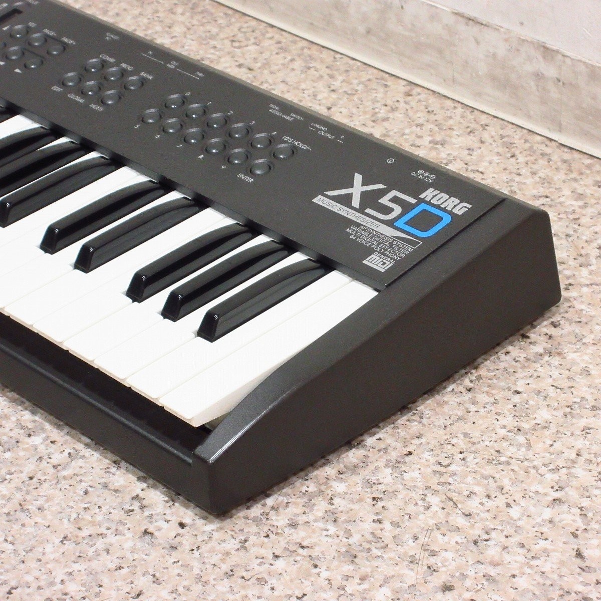 Korg X5D 61-Key Digital Synthesizer 1995 Compact w/ AC Adapter