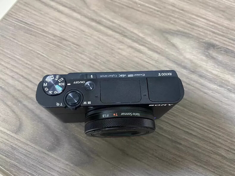 Sony Cyber-shot RX100 V RX100M5 Digital Camera 20.1MP with Flip