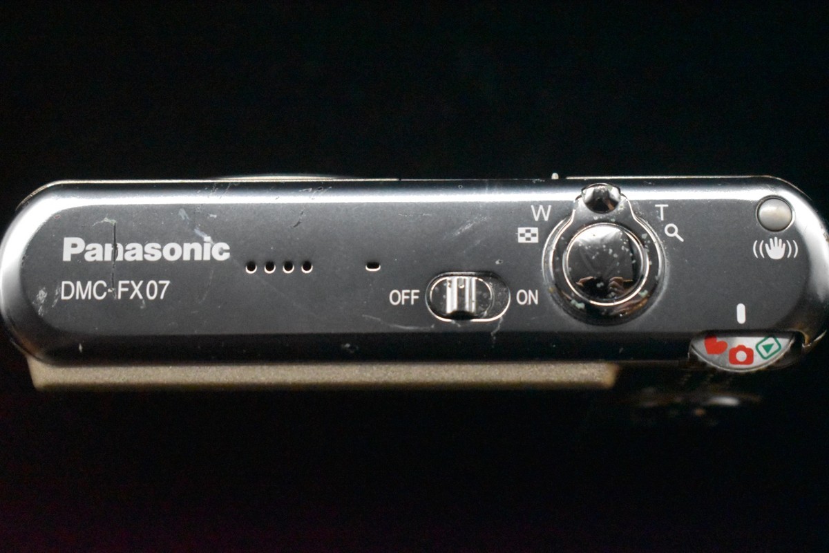 US Duty Paid] Panasonic Lumix DMC-FX07 Compact Digital Camera Gold