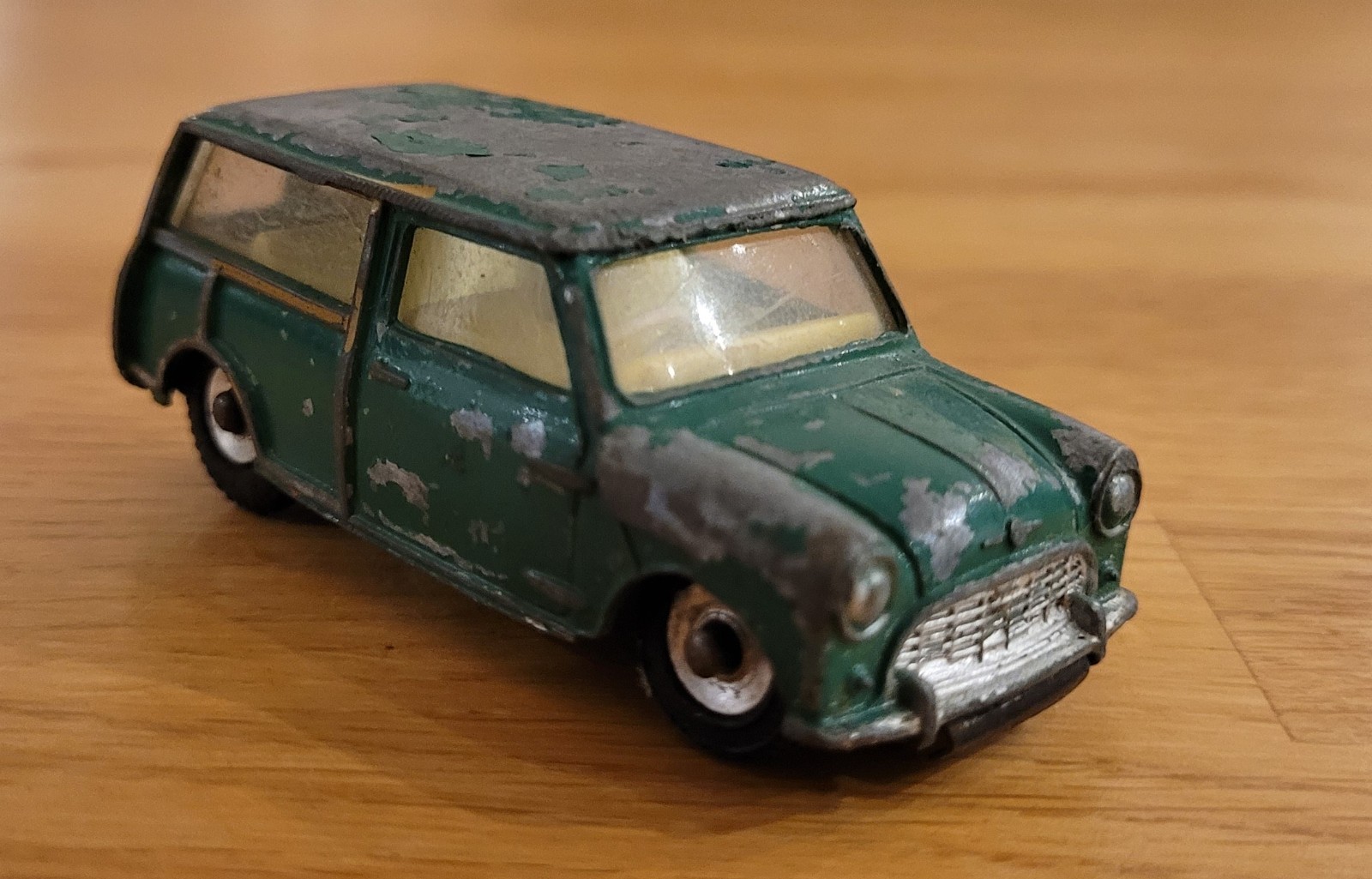 Dinky 197, Morris Mini Traveller - Free Price Guide & Review