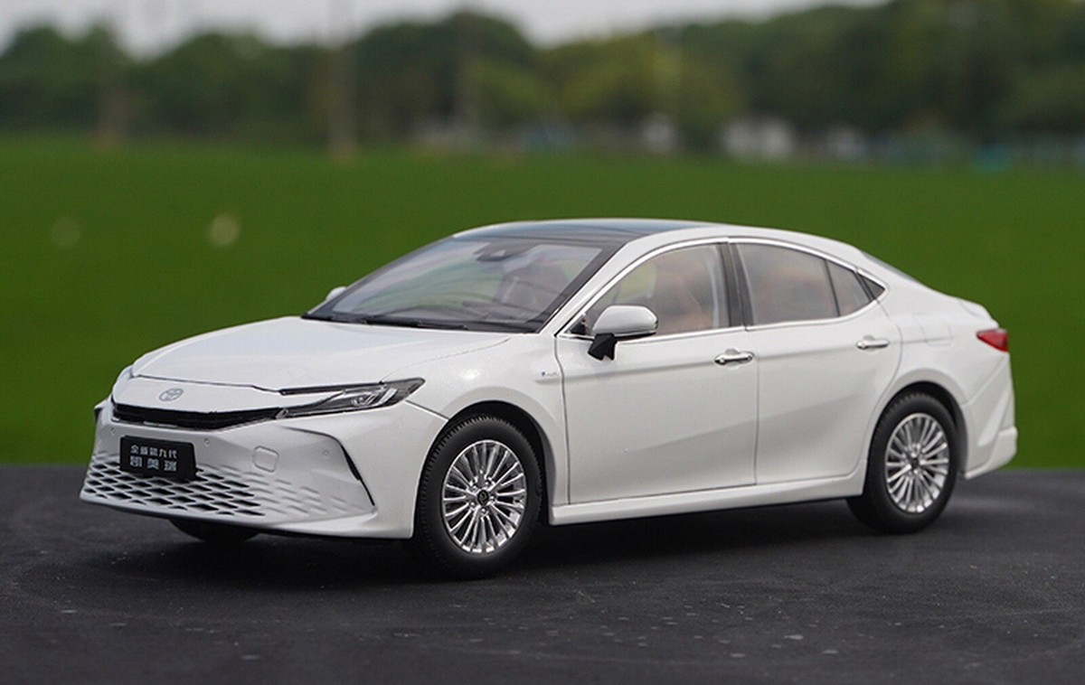 1/18 Scale Toyota Camry 2024 9th Generation White Diecast Car