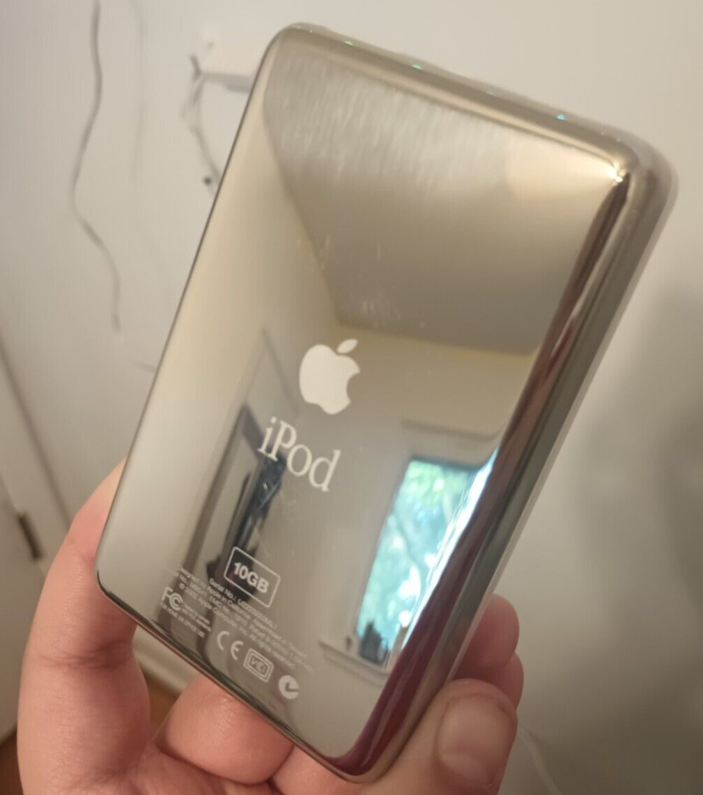 Apple iPod 1st Generation 10GB 32MB RAM - White With Box, Cord