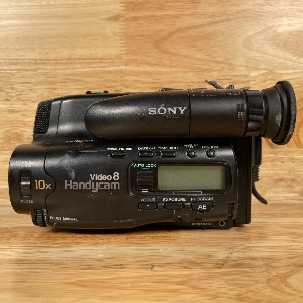 Sony HandyCam Video 8 CCD-TR71 10x Optical Zoom Video Camera