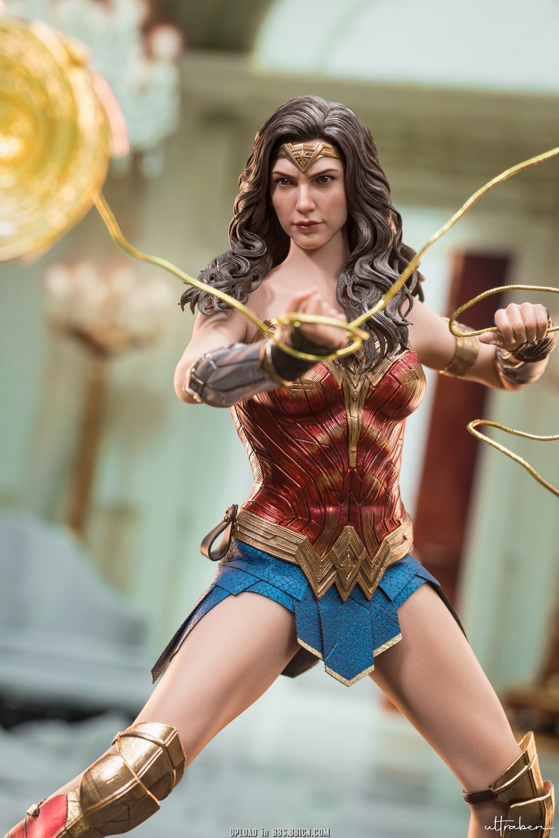 Hot Toys Wonder Woman 1984 1/6 scale Wonder Woman Collectible