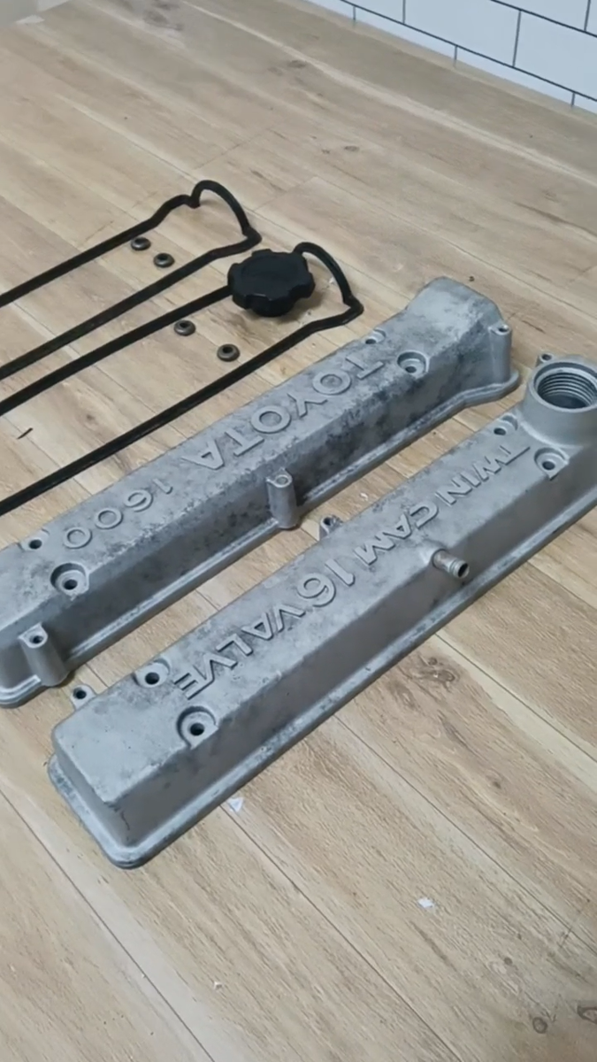 Toyota Corolla 4AGE 16V Twin Cam 1600 Valve Cover Genuine (Wet