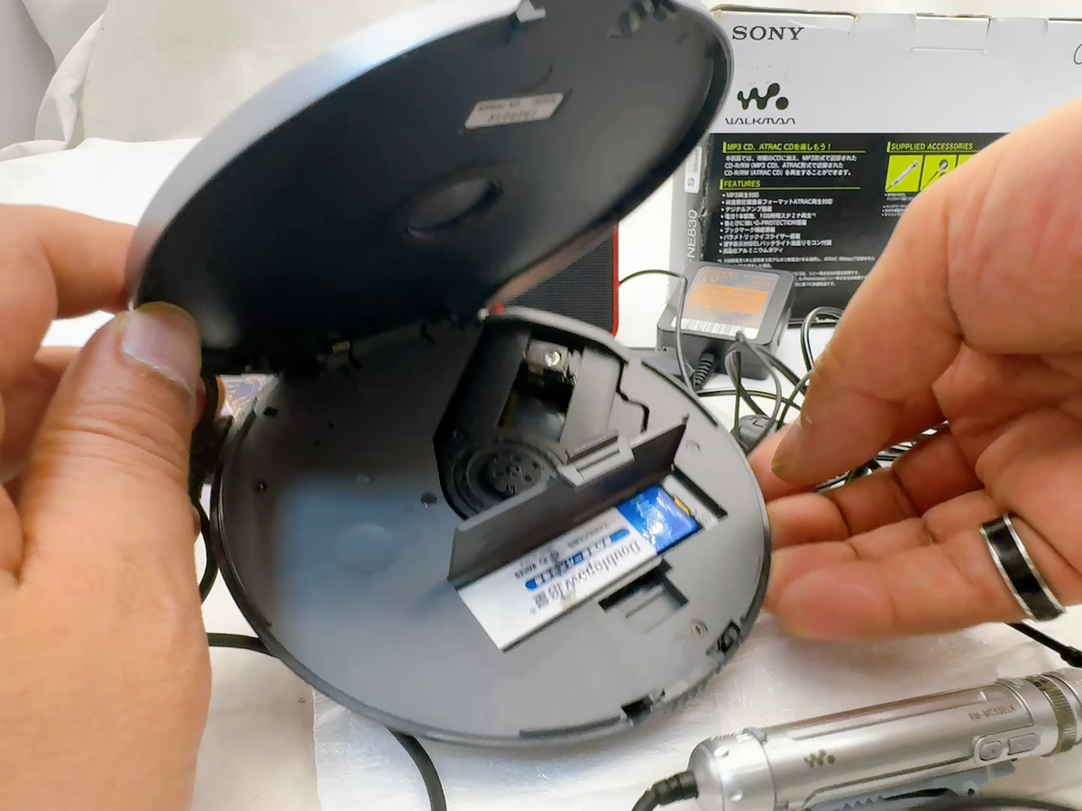 Sony D-NE830 Walkman Silver Portable CD Player MP3 ATRAC Boxed