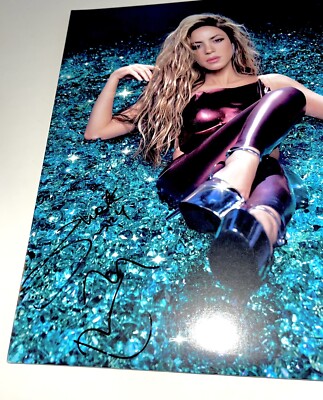 Shakira Las Mujeres Ya No Lloran Signed Vinyl 2LP - Exclusive