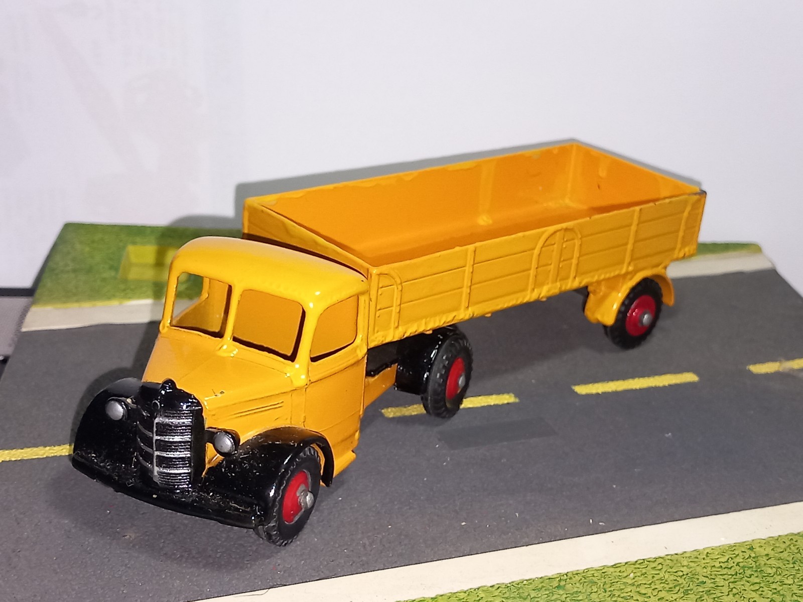 Dinky 409, Bedford Articulated Lorry - Free Price Guide & Review