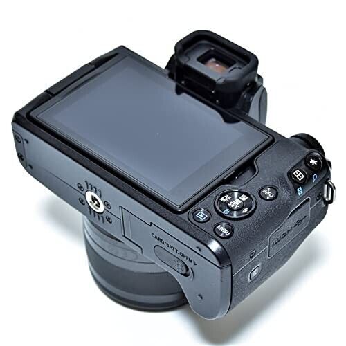 Canon EOS Kiss M digital camera w. ef-M15-45 IS STM Lens Kit black