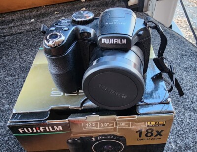 Fujifilm Finepix S2500HD 12MP Digital Camera 18x Optical Zoom Cap