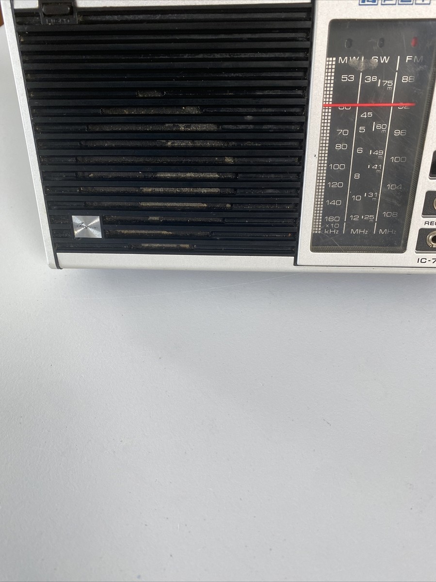 Vintage Toshiba Solid State Radio FM/SW/MW 3 Band IC-700 ICFET