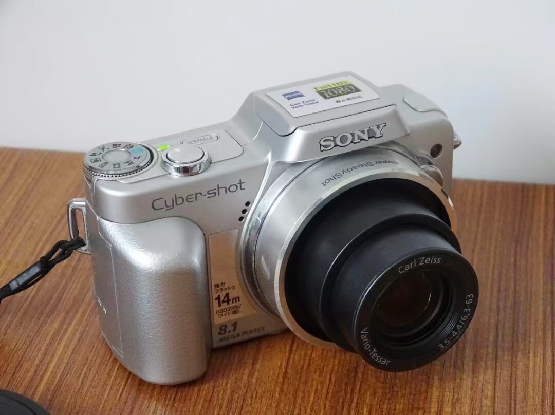 Sony Cyber-shot DSC-H3 8.1MP 10X Optical Zoom CCD Digital Camera