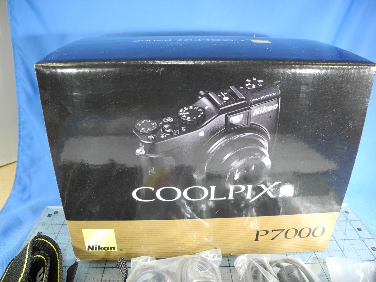 Nikon COOLPIX P7000 ( Original Box, Spanish Manual, Cables, CD