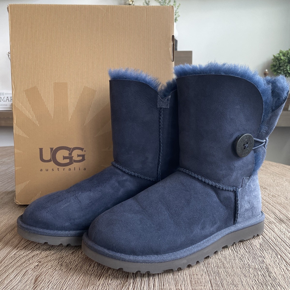 UGG Navy Blue Bailey Button Women's Boots 5803 - size 6 fits 6.5-7