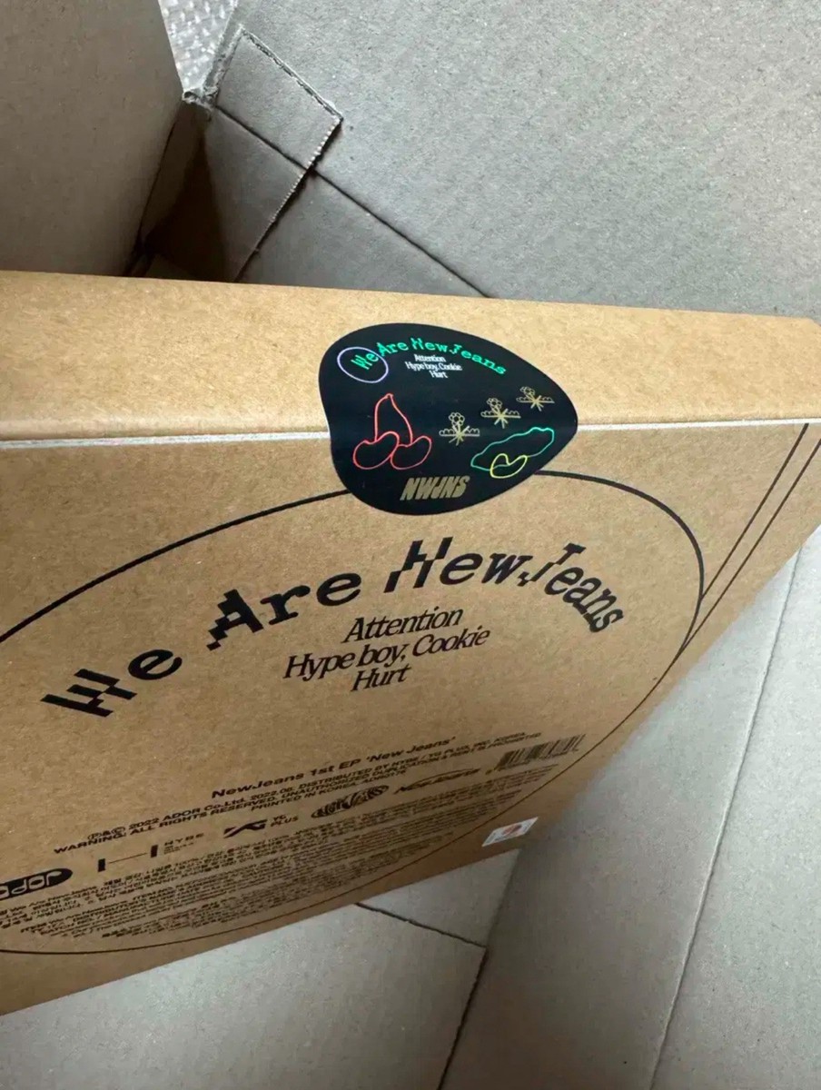 New Jeans' Bag-Black Version-Incl. Limited Bag, 68pg Pin-Up Book +