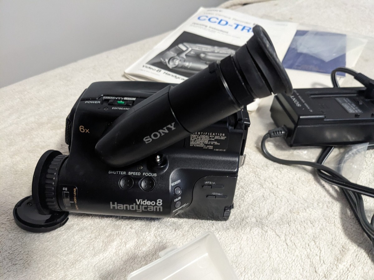 Sony CCD-TR4 8mm Handycam Camcorder With A/C & A/VAdapters