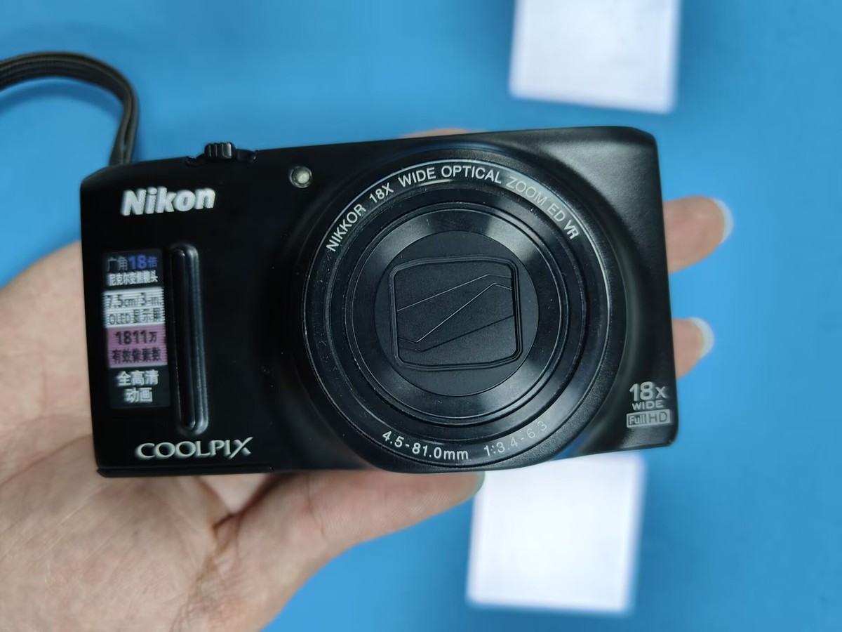 Nikon COOLPIX S9400 18.1MP Digital Camera 18x Optical Zoom - 95