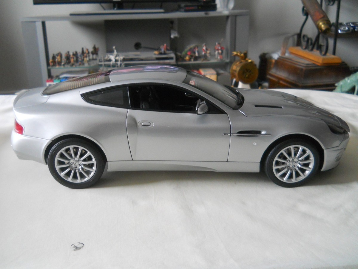 Kyosho Aston Martin Vanquish V12 1:12 | eBay